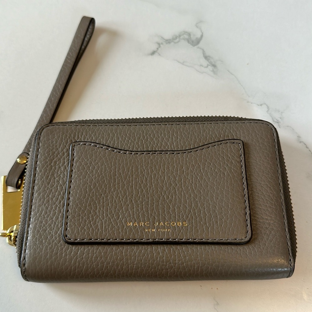 Marc Jacobs Wristlet/Wallet in taupe. Excellent condition.